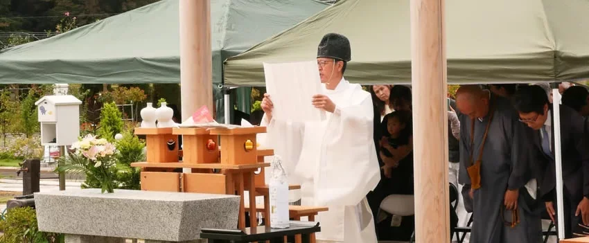 O Túmulo Kofun Comunitário no Japão está redefinindo o descanso eterno. Simplicidade, zero taxa anual e comunidade atraem mais de 6.000 pessoas. Conheça essa nova tradição.