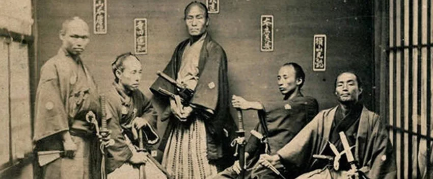Descubra a surpreendente história da violência política no Japão, um legado que desafia a imagem de nação pacífica. Essencial para expatriados e amantes do Japão.