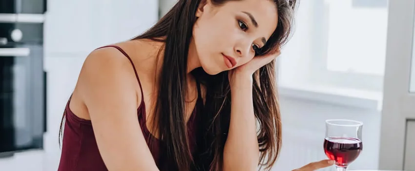 Mulheres no Japão enfrentam riscos alarmantes com o álcool. Entenda por que a suscetibilidade feminina é maior e proteja sua saúde hepática. Informação vital!