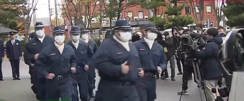 Ataques de ursos aumentam em Iwate e Akita! Descubra como novas unidades policiais, agora armadas com rifles, estão combatendo a ameaça e protegendo a população.