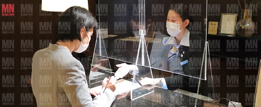 O governo metropolitano fez um anúncio impactante no dia 26 de novembro que afetará diretamente o bolso de quem viaja pela capital japonesa. Foi confirmada a reformulação completa do imposto sobre hospedagem em Tóquio, uma medida drástica destinada a acompanhar a inflação e a valorização do setor hoteleiro. A antiga estrutura de taxas fixas será abandonada. Em seu lugar, entra em vigor um sistema de cobrança uniforme. O impacto financeiro da nova alíquota de 3% A principal mudança reside na substituição das taxas fixas por um modelo percentual. O novo imposto sobre hospedagem em Tóquio será equivalente a 3% do valor da diária. Essa alteração responde diretamente ao aumento acentuado nos preços da hotelaria na capital. A consequência imediata para o consumidor é clara: quanto mais cara a estadia, maior a taxa. Cenário Atual: Taxa fixa e reduzida. Novo Cenário: Taxa variável baseada em porcentagem. Para ilustrar o impacto no orçamento, basta observar o cálculo prático. Um hóspede que paga 20.000 ienes por noite, que atualmente desembolsa apenas 200 ienes de taxa, verá esse valor saltar para 600 ienes. É um aumento que triplica o custo tributário da estadia. Mudanças na isenção e inclusão de hospedagens privadas Além do aumento da alíquota, o governo ajustou as faixas de isenção para proteger as acomodações mais econômicas. O limite de isenção do imposto sobre hospedagem em Tóquio será elevado. Anteriormente, apenas diárias abaixo de 10.000 ienes eram isentas. Com a nova proposta, o teto sobe para menos de 13.000 ienes, oferecendo um alívio para quem busca opções de baixo custo. Outro ponto crucial é a abrangência da lei. A cobrança será estendida para incluir: Hotéis tradicionais e Ryokans. Estabelecimentos de hospedagem privados (como Minpaku e aluguéis de temporada). Cronograma para implementação em 2027 A revisão da lei será submetida à assembleia metropolitana no próximo ano. O objetivo do governo é ter tempo hábil para ajustar os sistemas e preparar o setor turístico. Se aprovada, a implementação da nova estrutura do imposto sobre hospedagem em Tóquio ocorrerá durante o ano fiscal de 2027. Essa estratégia visa captar recursos adicionais em um momento onde o turismo no Japão volta a crescer exponencialmente, garantindo que a infraestrutura da cidade possa suportar a demanda futura através de uma arrecadação mais robusta.