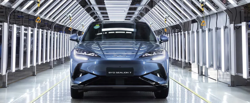 A ascensão dos veículos elétricos estrangeiros no Japão impacta a comunidade dekassegui. Saiba como proteger seu visto, emprego e garantir horas extras.