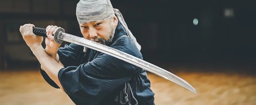 Expatriados e amantes do Japão: descubra como Aizuwakamatsu, a cidade samurai, atraiu mais de 30 estrangeiros para um imersivo treinamento de espada japonesa.