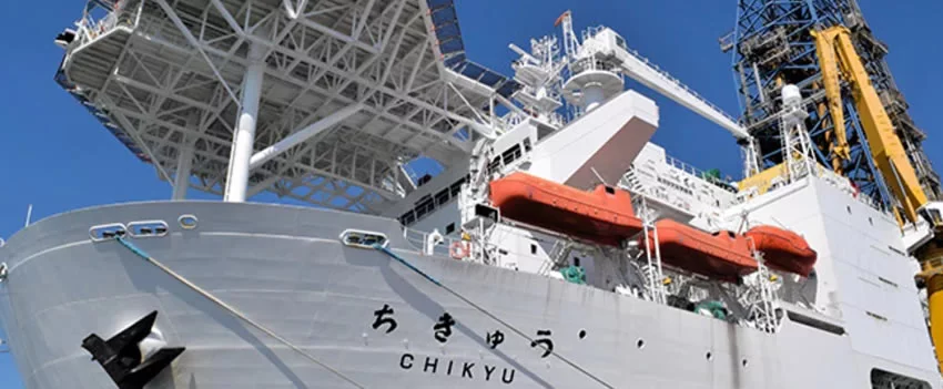 Japão quebra recorde mundial! O navio Chikyu atinge a maior profundidade de perfuração oceânica científica, revelando segredos da Terra. Descubra a inovação japonesa!