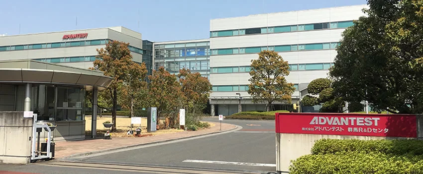 Descubra como a IA impulsionou o Nikkei acima de 50.000 ienes pela primeira vez na história, gerando euforia e dúvidas sobre a sustentabilidade do boom no mercado japonês.