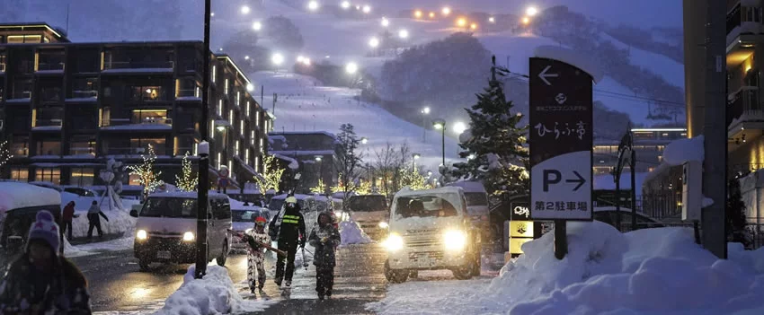 Niseko em crise: Construções ilegais e alta de aluguéis ameaçam expatriados e moradores. Entenda como o boom de desenvolvimento desregulado afeta o paraíso de esqui no Japão.
