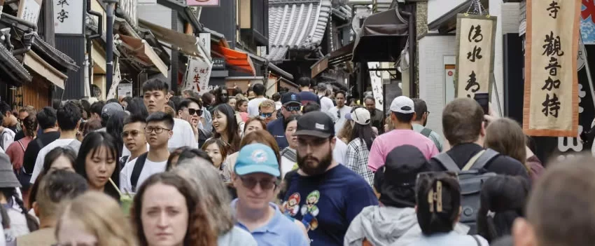 Descubra o impacto chocante do turismo excessivo no Japão, especialmente em Kyoto. Saiba por que destinos asiáticos estão atingindo seus limites.