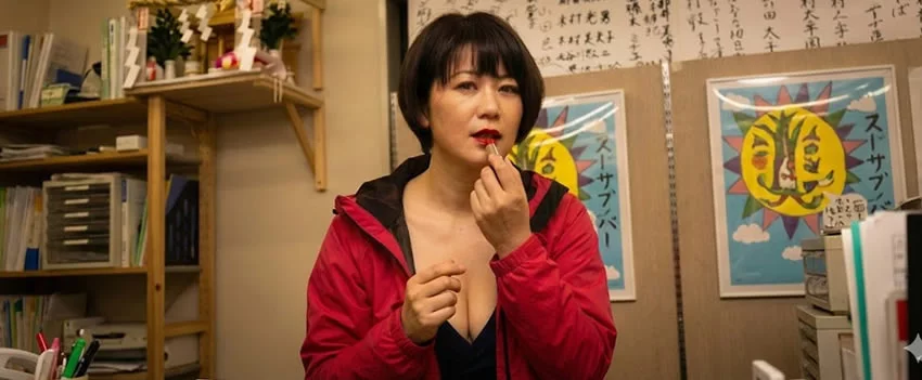 Akira Ogawa, a primeira mulher eleita prefeita de Maebashi, renunciou oficialmente após o escândalo envolvendo visitas repetidas a motéis com seu assessor. Saiba os detalhes.