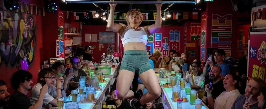 Muscle Girls em Tóquio revoluciona padrões de beleza, celebrando a força feminina. Descubra como este bar vibrante desafia convenções e viraliza no Japão.