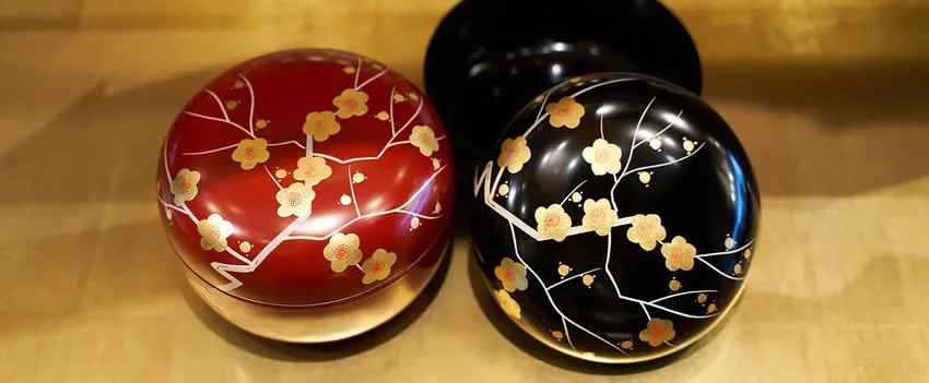 Descubra como a escassez da laca japonesa, essencial para o patrimônio, ameaça o Japão. Conheça Masami Watanabe, que luta para preservar o urushi.