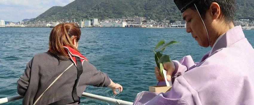 Descubra como o Santuário Mekari revolucionou a gestão de templos no Japão com um ousado serviço de dispersão de cinzas no mar.