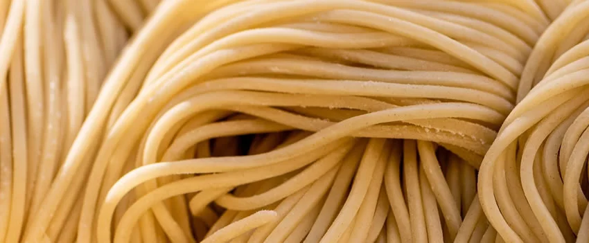 Descubra como fabricantes de macarrão em Kyoto e pasta de feijão em Kobe impulsionam a culinária de Kansai, transformando o artesanato em sucesso gastronômico.
