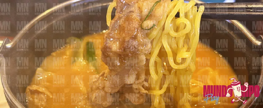 O rei do gyudon inovou. Descubra tudo sobre o novo Ramen do Yoshinoya, preços e se vale a pena provar essa novidade quentinha no inverno japonês.