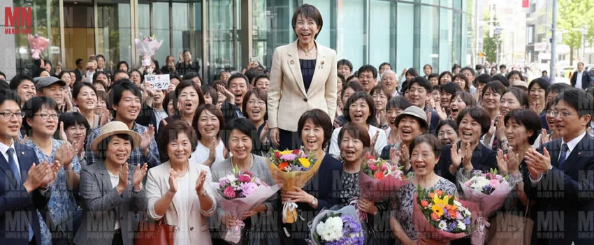 Sanae Takaichi, primeira primeira-ministra do Japão, gera polêmica com lema de "trabalhar" e vira ícone de estilo. Entenda o impacto do seu trabalho no país.
