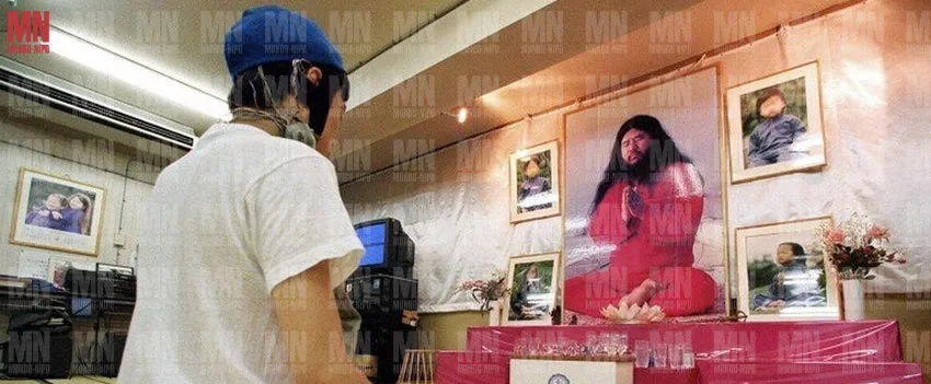 Fotos de Shoko Asahara são achadas em buscas na Aleph. Autoridades alertam sobre a influência do grupo e atrasos em indenizações no Japão.