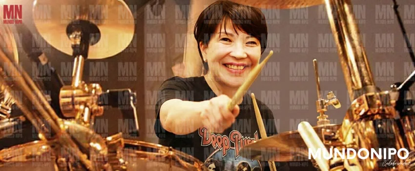 Descubra o lado Heavy Metal de Sanae Takaichi. A nova primeira-ministra do Japão já foi baterista e quebrava baquetas no palco. Leia a síntese completa.